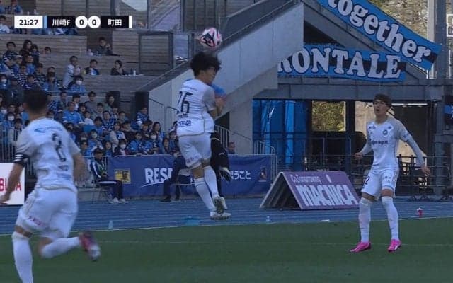 「あぶねえよ」「これはしょうがない」超危険なヘディング正面衝突の瞬間“イエローカード”に監督が猛抗議もファンは意見分かれる「擁護できない」「いや五分五分」