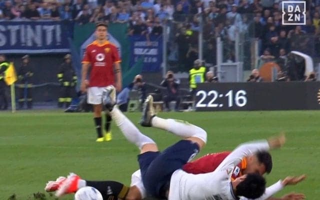 「危なっ！」「怪我だけはしないで…」復活の鎌田大地、一回転して吹っ飛んだ瞬間！ 絶妙な縦の飛び出し→危険タックルを食らった一部始終にファン心配