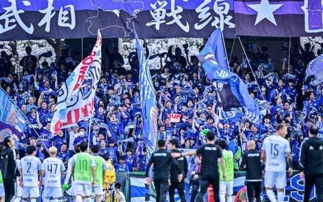 「めっちゃデカくないか!?」「凄っ。笑」新宿駅や下北沢駅に出現したJ1町田の「巨大ポスター」に驚きの声！「ざ、財力の違いを見せつけられている気がする…」の声