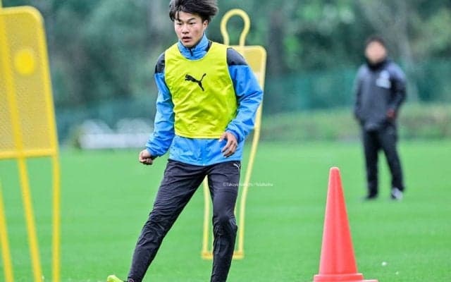 川崎のDF陣に相次ぐ負傷者で、由井航太が狙うC大阪戦のメンバー入り……先輩FW4人との練習を成長の糧に、「評価を上げるチャンスがあるので、出たら本当に頑張りたい」