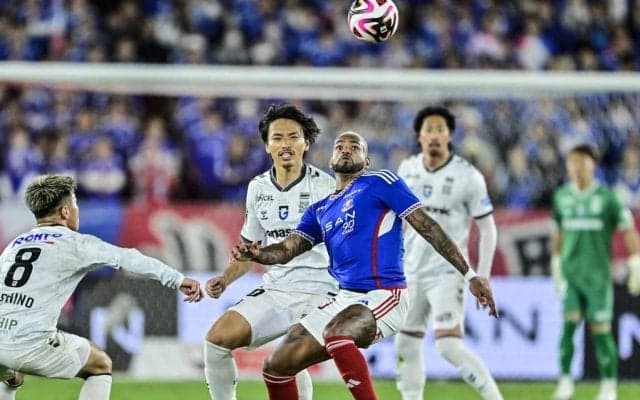 「強すぎ。ドログバ思い出した」横浜FMのエースストライカーによる「相手CBの寄せにまったく動じないトラップ→反転シュート」に驚き続々！「えぐいなぁ」「アメイジング」の声