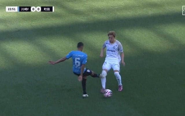「ストッキング破れてるやん」危険な足裏タックル炸裂　2分で2枚、両チームにイエローカード連発の荒れた試合にファン騒然｢荒すぎ」「サッカーしてくれよ」