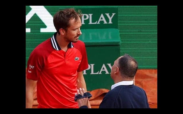 メド 主審に激怒「アウトだろ」