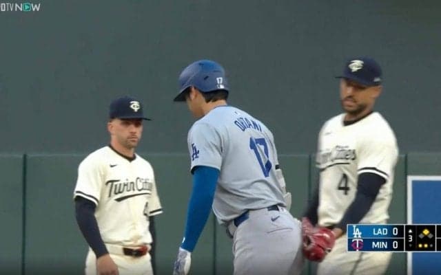 大人気の大谷翔平、みんなから愛されすぎてる“ほっこりシーン”　ヒット直後に見せた相手選手との交流が話題に 「ただの人格者」「聖人すぎる」