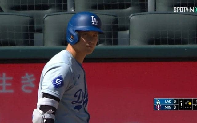 右手がシャキーン！大谷翔平が一瞬見せたかわいい“ストップポーズ”ビシッと決めた角度で仲間の暴走を制止
