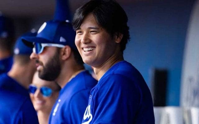 “美酒”を右手に…余韻に浸る大谷翔平　激レア舞台裏、素の表情に注目「嬉しそう」