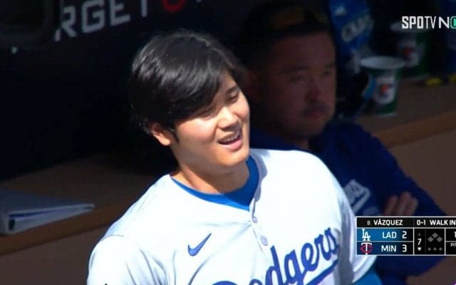 大谷翔平、さすがにお疲れモード 一塁から本塁突入の猛ダッシュ後にベンチで“てへぺろ”の萌え顔サービス