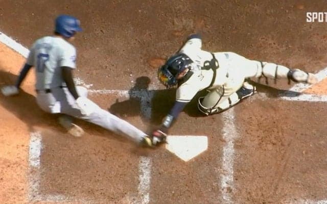 一体、何が起きた…？ 大谷翔平のプレーが物議を醸す　セーフ判定が一転アウト… “神スライディング”がミットを蹴っていた瞬間　衝撃の“本塁突入憤死”に球場騒然