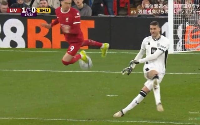 カンフーキックでゴールを割っちゃった！スタジアムも驚きの珍プレーの瞬間 ファンは騒然「なんだそれ？」「エンターテイナー」