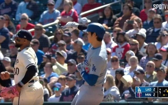 大谷翔平は一体、何が気に入らないんだ…！？ ヒット後の“意味深ジェスチャー”にファン騒然 「普通に恐ろしい」「ホームランへの微調整？」