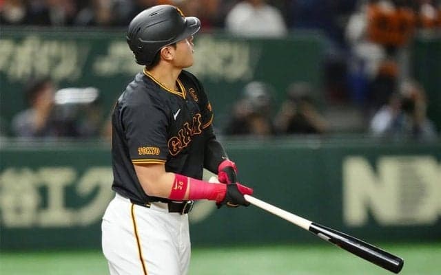 巨人・岡本和真が特大の3号ソロ　スタンド中段へ…打った瞬間間違いなしの完璧アーチ