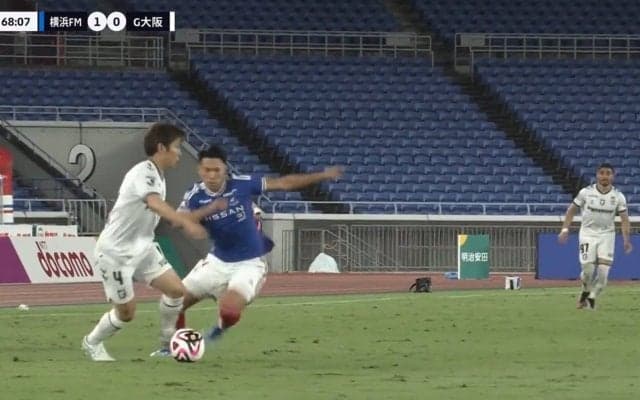 現役慶応大生が鮮烈J1デビュー！ファーストプレーから闘志全開、バチバチのやりあいも一歩も引かない強心臓に「気持ち入ってる！」「いいね！」