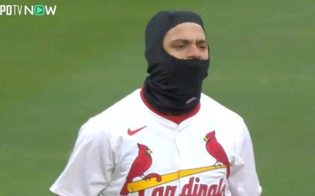 放送事故レベル！ こいつは一体、何者だ…？ “謎の覆面男”がヤバすぎる　大谷翔平を刺した強肩野手の変わった姿にファン騒然