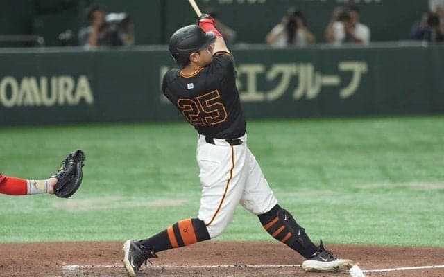 岡本和真の“珍打”に場内騒然　懸垂口からボールが落下せず…まさかの先制に成功