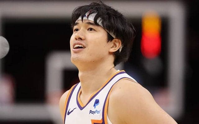 個人的理由で離脱中の渡邊雄太がグリズリーズの集合写真撮影に参加…1カ月半ぶりの笑顔