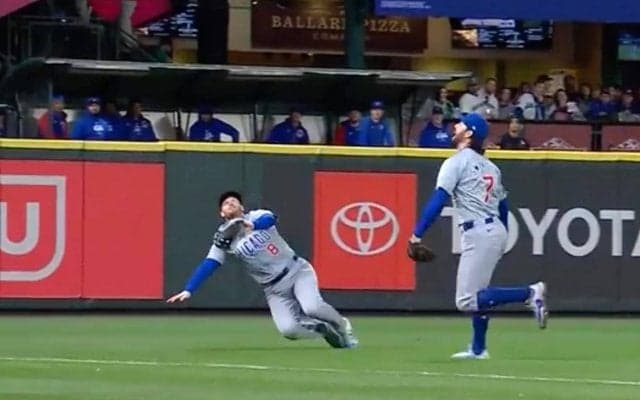 観客大興奮のマジック・ファインプレー！？鈴木誠也の同僚ショート＆レフト、2人のゴールドグラバーが見せた豪華すぎるレフトフライキャッチの瞬間