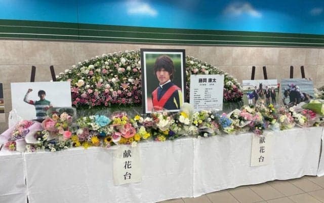 JRA競馬場で藤岡康太騎手に黙祷…献花台、記帳台を設置