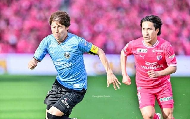 「何度見てもわけわからなくて好き」C大阪－川崎の試合での「主審がボールではく地球儀を持って入場場面」が話題！「何の躊躇いもなく地球儀持って行く御厨主審草すぎる」の声