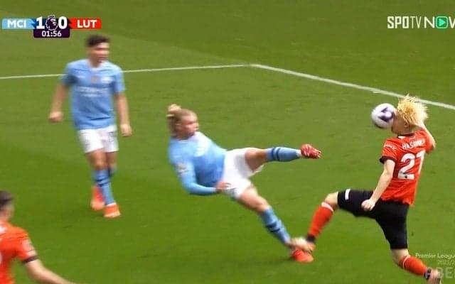 「生きてるか…」橋岡大樹、ハーランドの“黄金の左足”が顔面直撃で衝撃オウンゴール！ 脳震盪疑惑の悲劇すぎる一部始終に同情の声「大丈夫か…」「不憫にもほどがある」