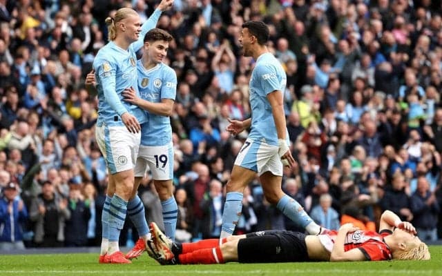 「流石に不運」「めちゃくちゃ痛そう」ハーランドのボレーが至近距離で顔面に…橋岡大樹が“痛い”OGが話題「かわいそう」