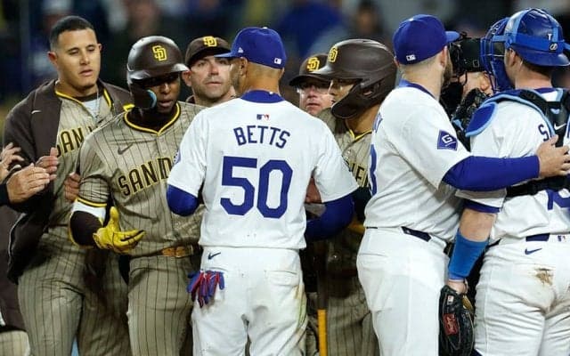 ドジャース戦で乱闘寸前の騒ぎ　両軍ベンチから選手飛び出す…松井裕樹の挨拶に大谷翔平はウインク