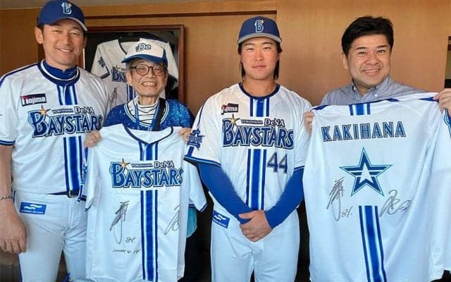 DeNA三浦監督、病気療養中の森永卓郎さんと再会　ハマスタ来場でユニ渡しエール