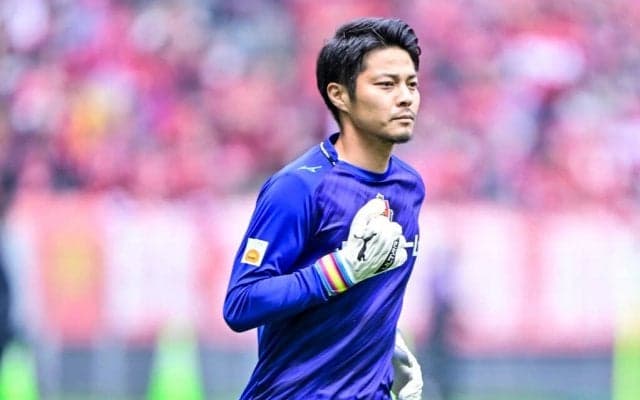 【10人で磐田に勝利した名古屋。36歳GK武田洋平の、ただの代役ではない存在感(2)】「年齢は関係ない」--武田の向上心を刺激した対戦相手・川島永嗣の存在