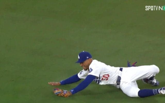 「運動神経えっぐいな」名手ベッツはどこを守ってもGG級 解説者も「本当にアスリート」と大絶賛するツルツルスライディング好捕