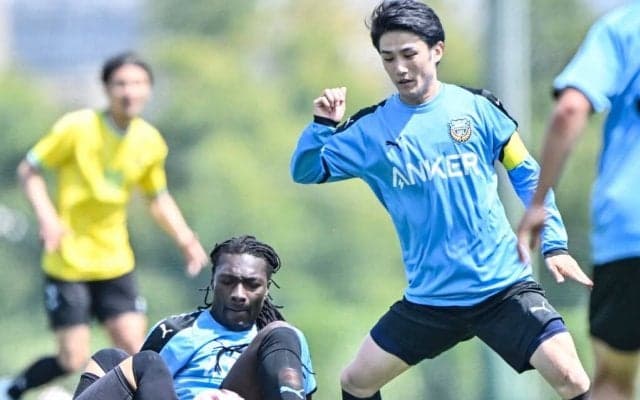 【J1川崎、大島僚太が実戦復帰したTMで4-2勝利(2)】背番号10がキャプテンマークを巻いてピッチに……山田新が2ゴール、ゴミスが1ゴールとFW陣が結果残す