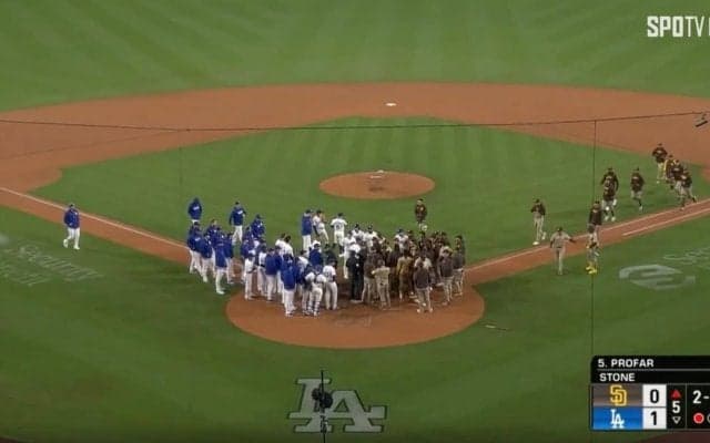 球場騒然… 大谷翔平、乱闘に巻き込まれた！ 両軍総出で睨み合い… 松井裕樹も慌てて参戦、まさかの展開へ 「どういう状況？」「別世界だな」