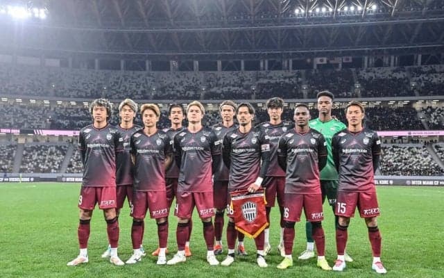 「めっちゃめっちゃ可愛い」童顔10頭身レースクイーンの“8238ユニ”国立ショットにファン歓喜！「マジ勝利の女神」「ゴールドエンブレムめっちゃ輝いている」の声