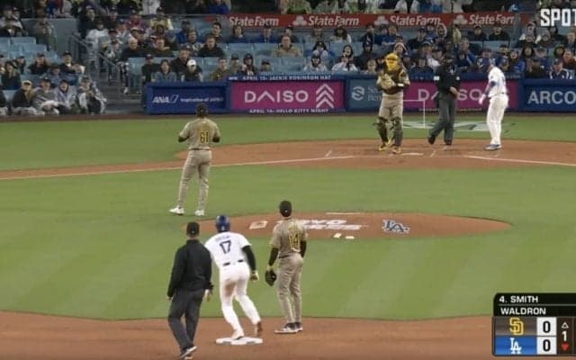 一体、何が起きた…！？ 大谷翔平、やりたい放題でヤバすぎる　捕手が絶望… 歩かせたら盗塁を余裕で決める 「速すぎるだろ」「モーション完全に盗んだ」