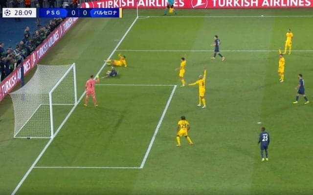 ファウルの基準が分からねえ！退場レベルの“殺人タックル”が炸裂した瞬間　エンバペ、審判に嫌われてるだけ…？ 足裏が刺さり吹っ飛ばされてもオフサイドで無効