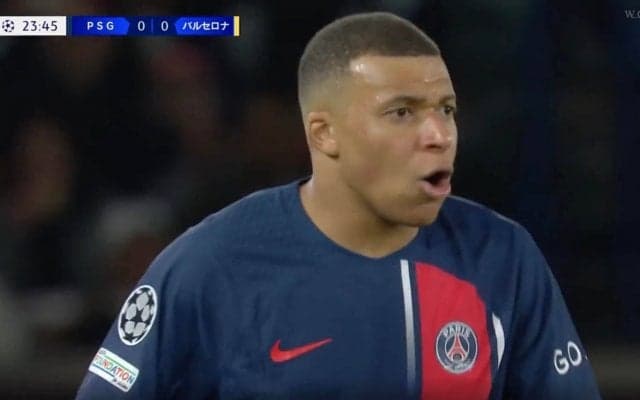 批判殺到！「審判どこみてんだよ」「お前のせいで負けた」 エンバペが超ブチギレ！ドリブル突破した瞬間にヤラれた“謎の判定”にスタジアムが大ブーイングの嵐