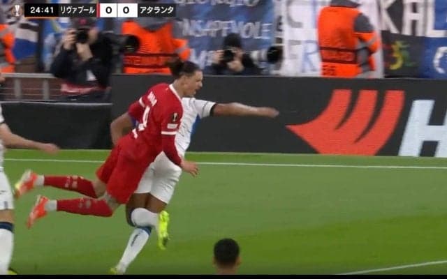  “悪童”がブチギレ！ もはや交通事故レベル… 相手DF2人に挟まれて潰される→吹っ飛ばされた瞬間　問答無用でイエローもドリブルを阻止されたリバプールFWは激怒