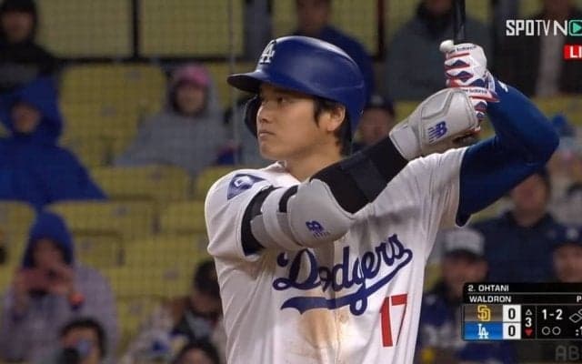 大谷翔平、貴重なメジャー“初体験”？キャッチャーも捕れない“魔球”ナックルを打席でガン見「回転してない！！」