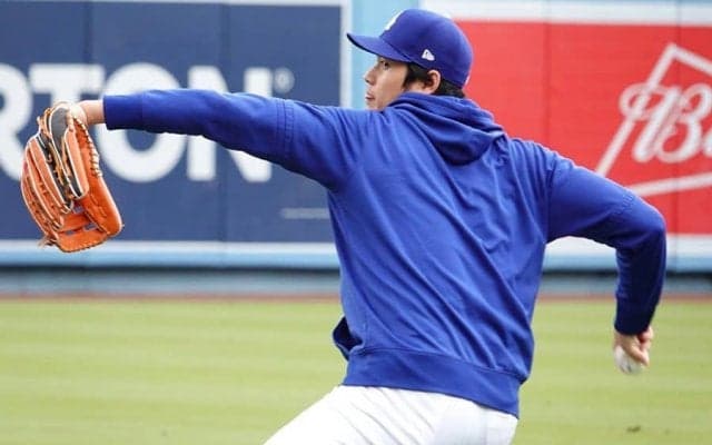 大谷翔平、外野手グラブが“始動”　術後9度目の投球で「事前の準備」…今季守備の可能性