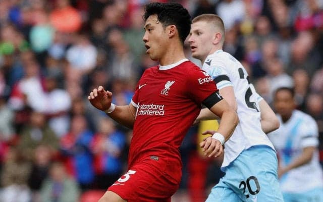 「観衆からの怒りが増大」「衝撃的な45分間」リバプールの遠藤航が酷評…精彩欠き45分間のプレーに低評価「当然の交代」