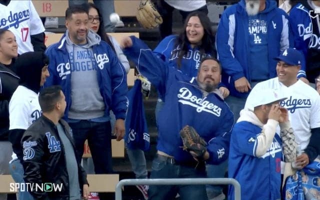 ドジャース戦で観客が\"HRボールすり替え\"の珍事 レポーターの直撃にニヤリ\"自白\"→周囲のファン爆笑のひと幕に「ワザ師ですね」元メジャーリーガーも注目