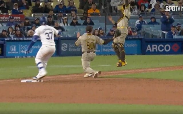 一体、何が起こった…！？ ありえない動きをするボールが話題に　守備の超名手の送球が意味不明すぎて“まさかの悲劇” 「え？なにこれ？」「魔物すぎる」