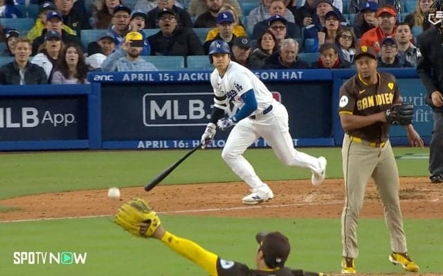 ビビったのは投手だけじゃなかった！大谷翔平の“爆速センター返し”にショートもビックリ 「えぐい打球やな」「こっわ」時速174.8キロのトップスピン打球に敵軍センターライン戦慄