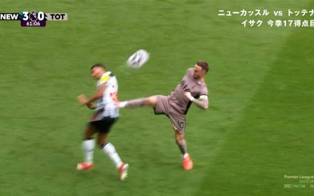 「どう考えても退場！」「危ない！」格闘技級の“喧嘩キック”が背中に入った瞬間…トッテナム10番の暴力行為がまさかの警告で物議「足裏がもろ入ってる」