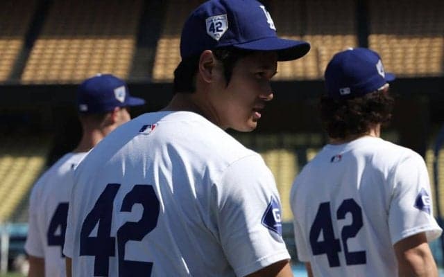 大谷翔平、始球式の捕手役で異例の登場　ワンバウンド投球をキャッチ…本拠地喝采