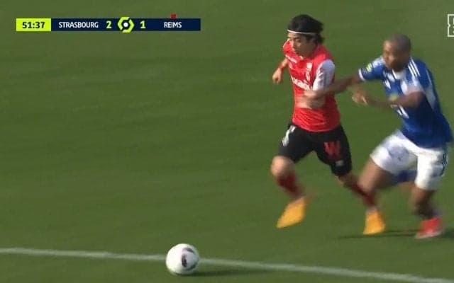 とにかくボールを渡さない！伊東純也、爆速ドリブルから“ラッキーパス”が生まれた瞬間　アフタータックルで倒されるも味方につながるパスを誘発「ナイスプレー」