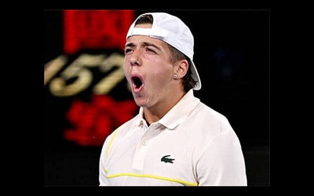  大きく腫れ上がった足首公開 