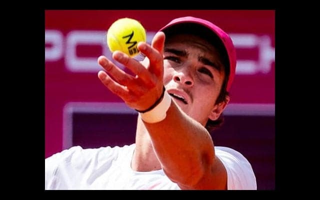 驚異のバウンド 相手頭上超えるエース