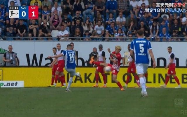 「死ぬだろ」堂安律、足を上げてノーガードの股間に強烈クロスが直撃！痛すぎる“股間ブロック”にも苦笑いで漢気をみせた瞬間「すぐ立てるのすごい」　