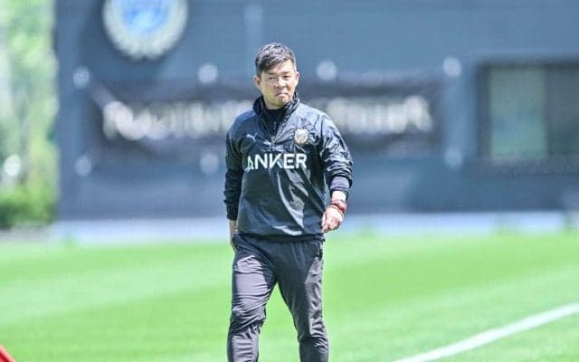 【川崎・鬼木監督の“青い誕生日ケーキ”誕生秘話 (2)】「あまり注文を受けないですね……」と話す色合いだからこその判断。フロンターレブルーを生かすために