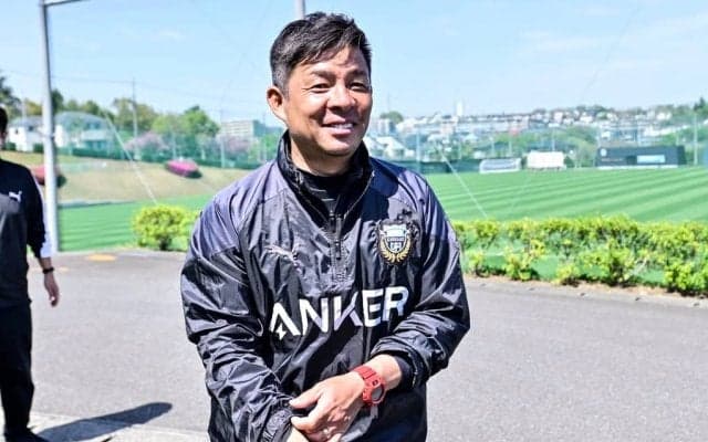 【川崎・鬼木監督の“青い誕生日ケーキ”誕生秘話 (1)】報道陣のいつもとは違った集まり方に気がつくも……スタッフのまさかの“切り返し”に騙され、「俺はあっさりと……（笑）」と赤面