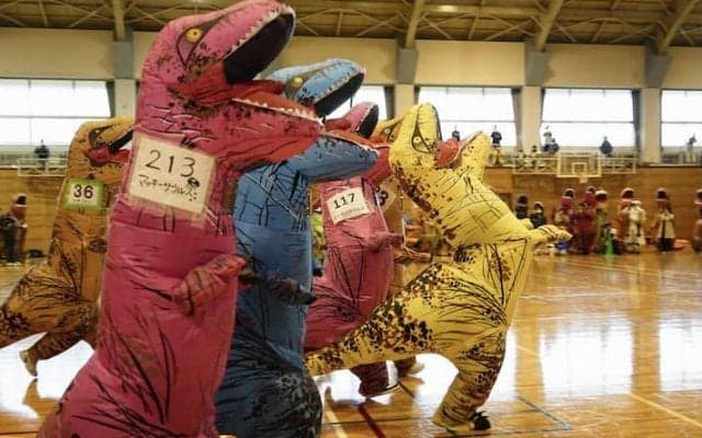 恐竜の姿でなぜ？ ティラノサウルスたちが全力疾走するレースが生み出すもの